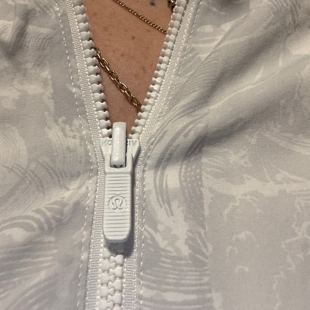 Lululemon: Women's Reversible Insulated
Windbreaker Jacket - Picture 6 of 16